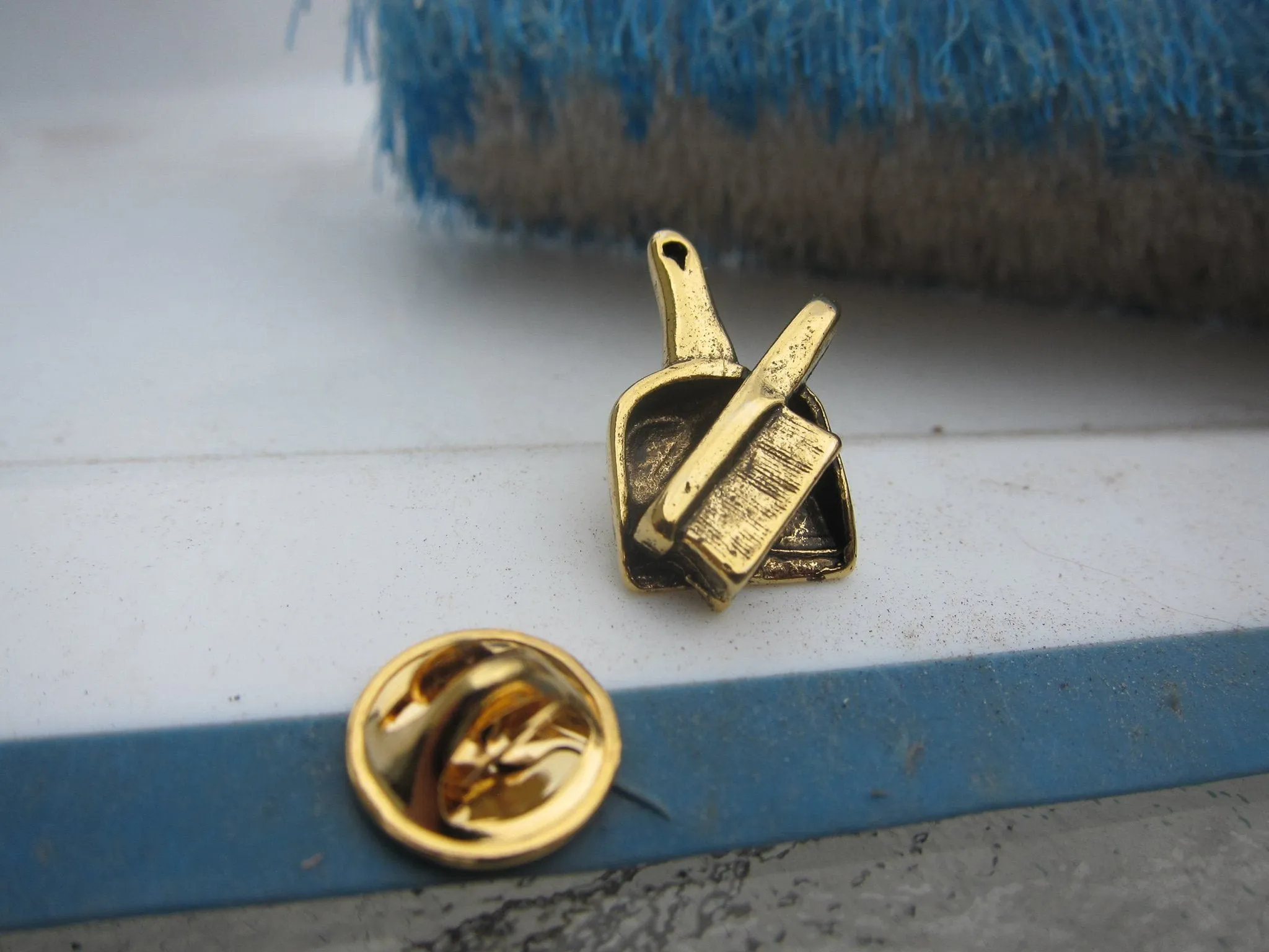 Dust Pan Gold Lapel Pin