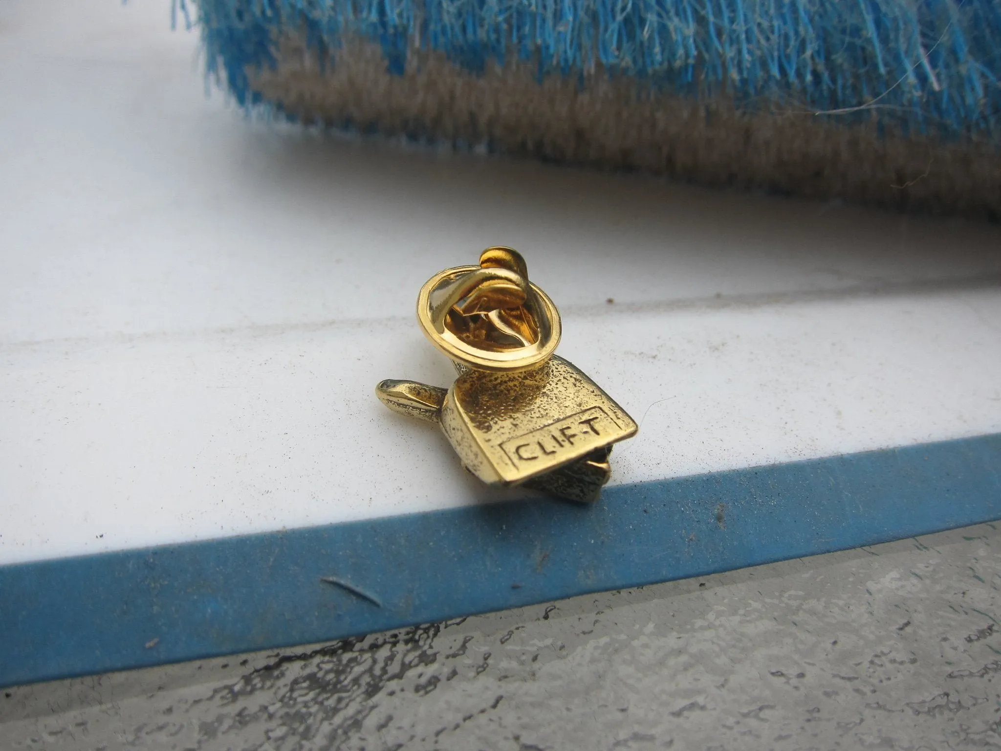 Dust Pan Gold Lapel Pin