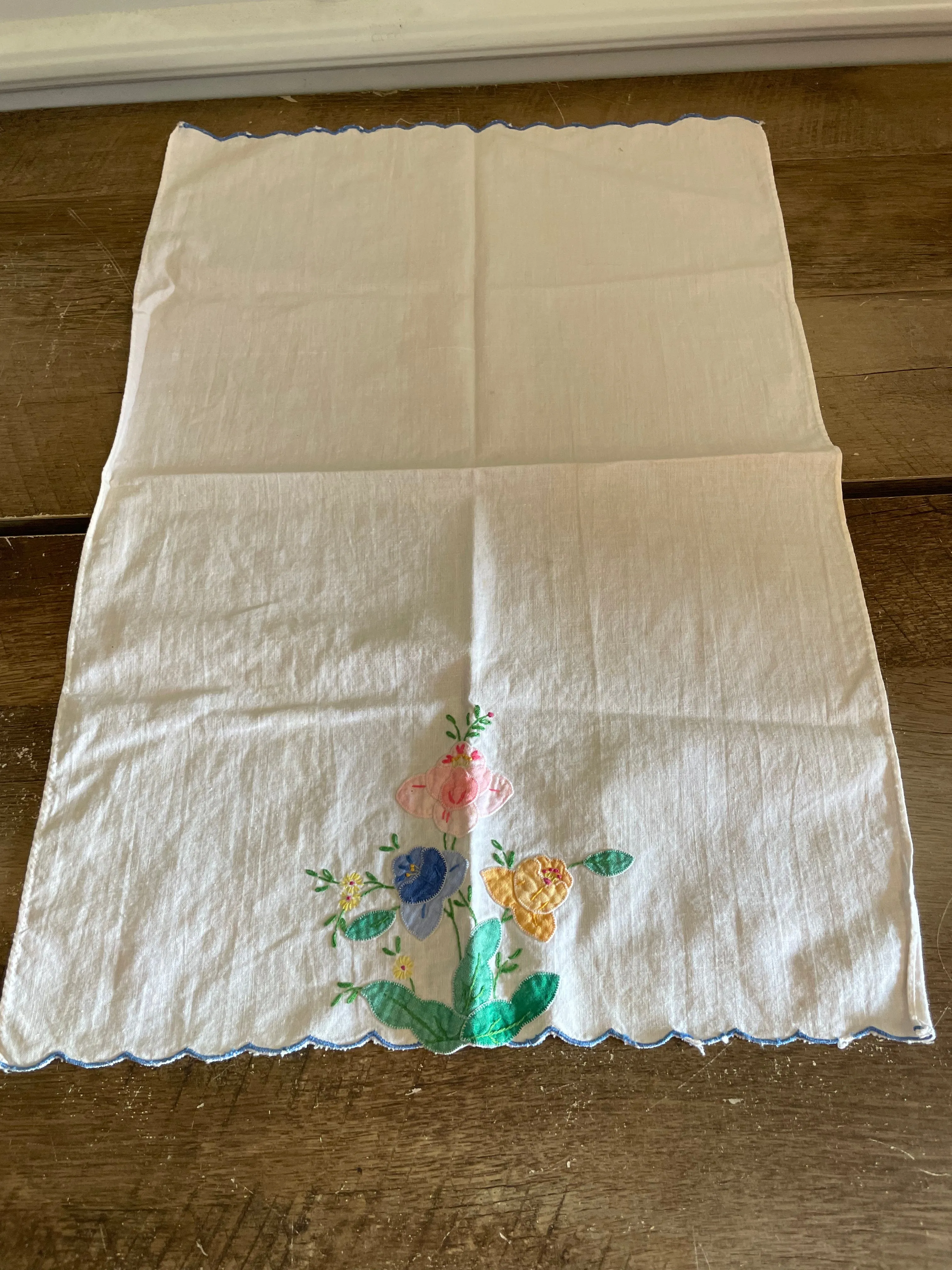 <€€ White Tea Towel with Multi Colored Appliqués Hand Towel Cotton