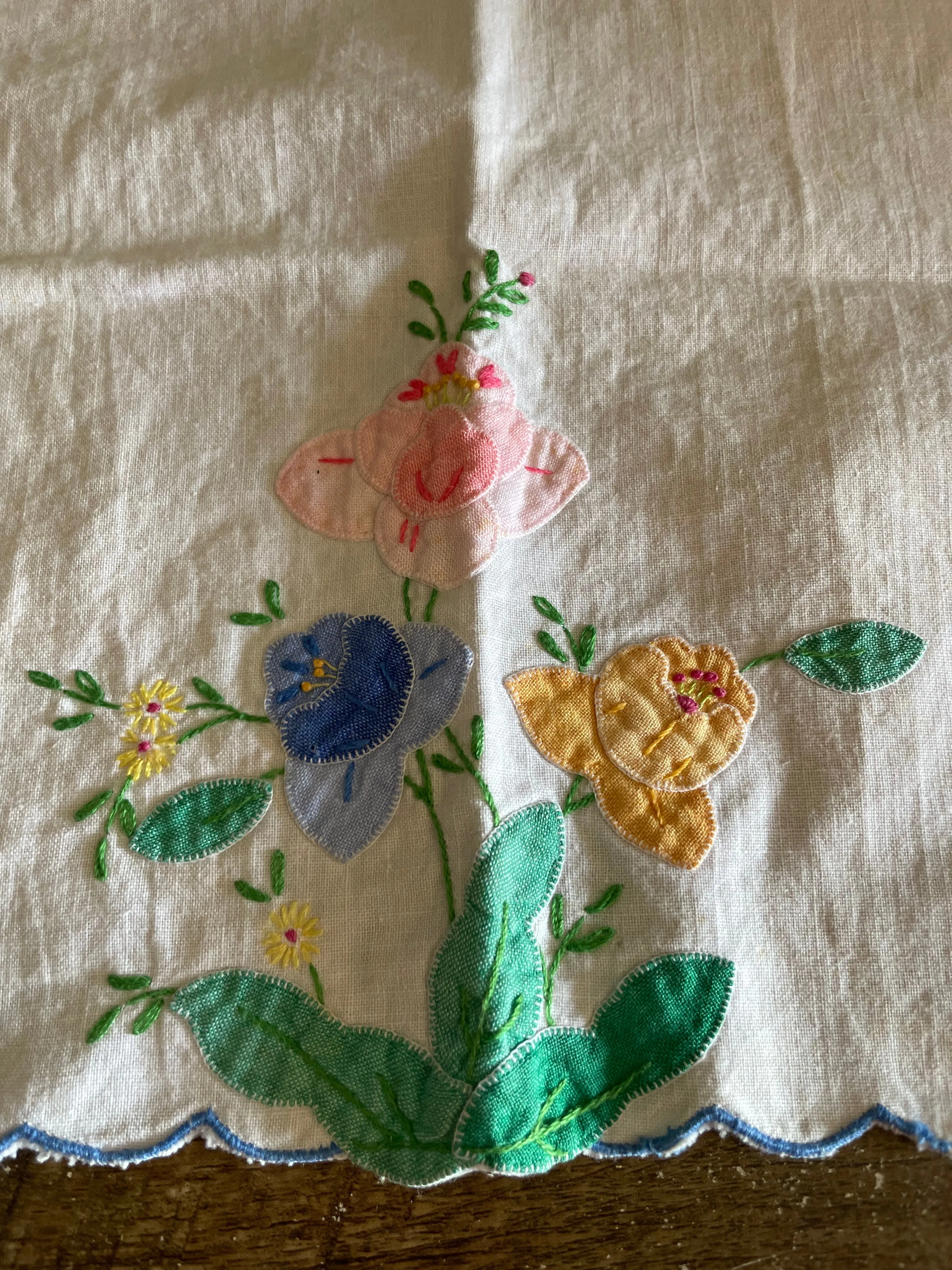 <€€ White Tea Towel with Multi Colored Appliqués Hand Towel Cotton