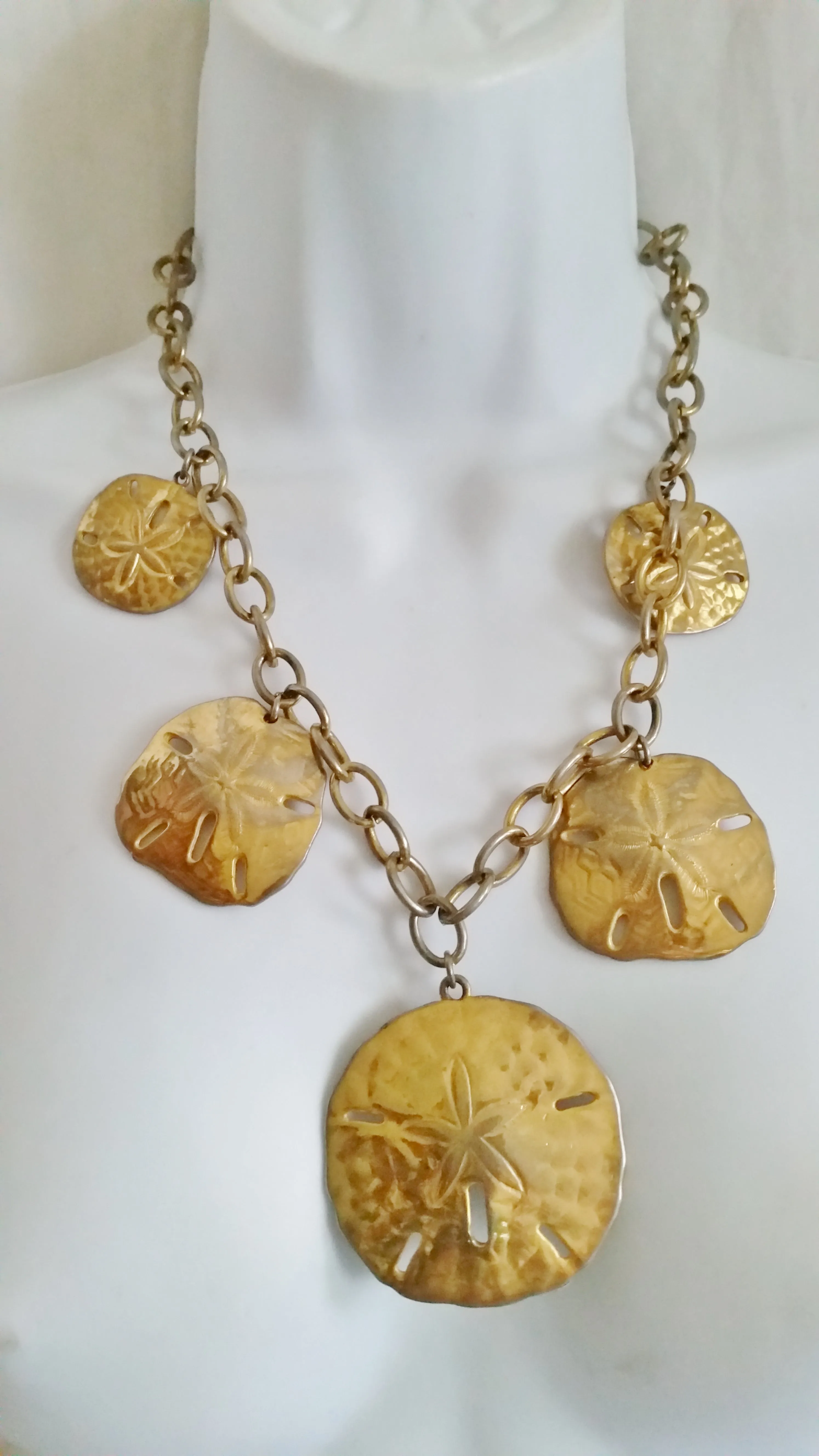 Vintage 20" SAND DOLLAR Charm Necklace Choker GOLDTONE Statement Mermaid Nautical SEA STAR